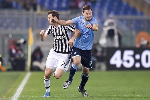 Stefan Radu, 29 anni, allarga il braccio su Stephen Lichtsteiner, 31 anni. Lapresse